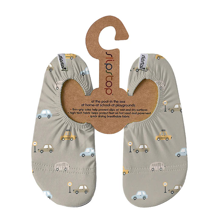 Slip Stop chaussons antidérapants beige avec motifs voitures bleues, jaunes et grises, tissu léger, vue de dessus