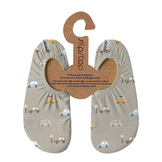 Slip Stop chaussons antidérapants beige avec motifs voitures bleues, jaunes et grises, tissu léger, vue de dessus