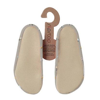 Semelles antidérapantes Slip Stop beige avec motifs colorés, tissu souple, taille enfant, vue de dessous.
