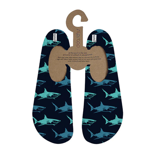 Slip Stop chaussons antidérapants bleu marine avec motifs requins turquoise, enfant, vue dessus avec support cartonné.