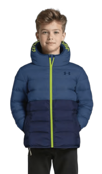 Manteau Mi-Saison - Under Armour bleu clair et bleu foncé avec zip jaune fluo, capuche et isolation, porté par garçon, vue de face.