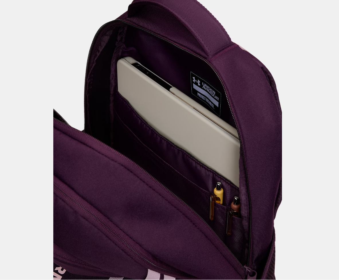 Sac à dos UA Hustle 6.0 - Under Armour, couleur violet foncé, en polyester, vue intérieure avec compartiment pour ordinateur portable et porte-stylos, style unisexe.