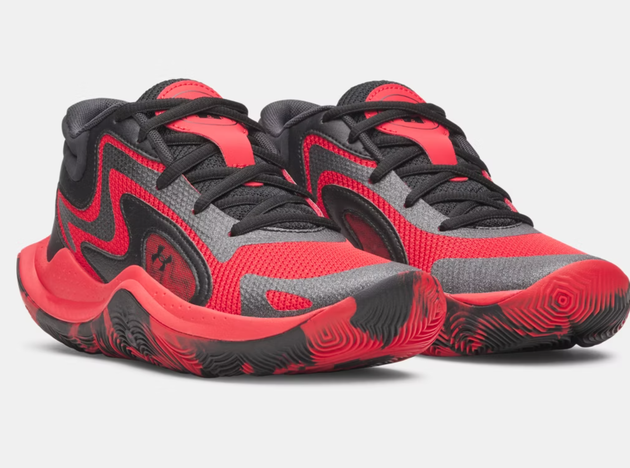 Espadrilles UA GS JET '25 - Under Armour rouges et noires en mesh respirant avec détails synthétiques, pour garçon, vue de face légèrement décalée.