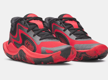 Espadrilles UA GS JET '25 - Under Armour rouges et noires en mesh respirant avec détails synthétiques, pour garçon, vue de face légèrement décalée.