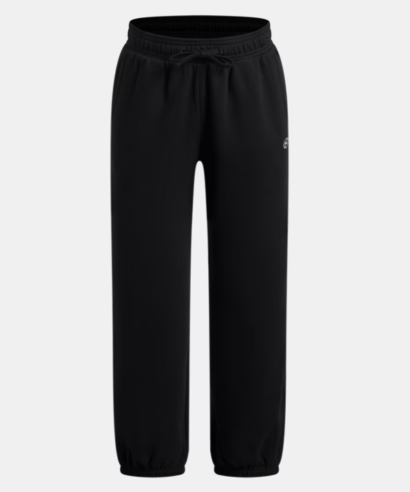 Pantalon UA Rival Fleece - Under Armour noir en molleton doux avec taille et chevilles élastiques, vue de face sur fond clair.