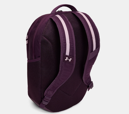 Sac à dos UA Hustle 6.0 - Under Armour violet foncé avec bretelles rembourrées et rayures rose clair, vue de dos montrant le dos matelassé en mesh respirant.