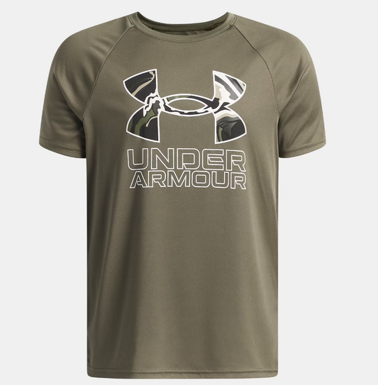 T-Shirt UA Tech™ Hybrid Print - Under Armour kaki avec logo camouflage sur la poitrine, manches courtes, en tissu technique, vue de face pour enfant.