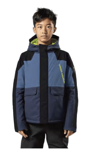 Manteau d'hiver - Under Armour bleu marine, bleu et noir avec capuche, coupe droite, porté par enfant garçon, vue de face.