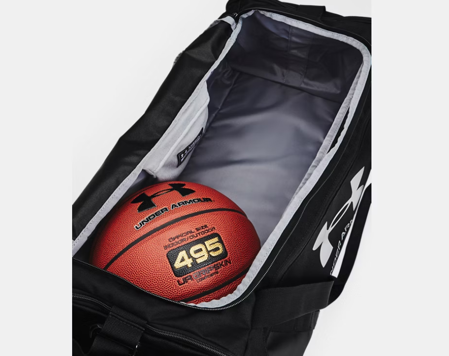 Sac sport - Under Armour noir en polyester avec intérieur gris, vue en plongée d’un ballon de basket rangé à l’intérieur, style polyvalent sportif.