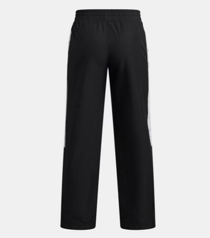 Pantalon UA Rival Woven - Under Armour noir avec bande latérale blanche, tissu tissé, vue de dos sur fond gris clair.