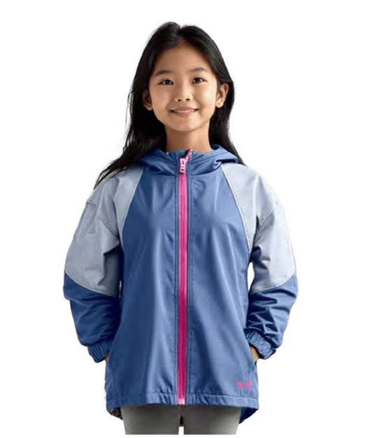 Manteau Mi-Saison - Under Armour bleu avec manches gris clair, zip rose, capuche, pour fille enfant, vue de face porté sur mannequin.