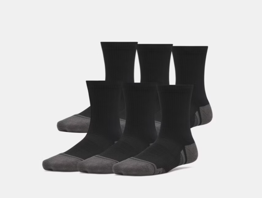 6 Paires de bas UA Performance Tech - Under Armour noirs avec empeigne et talon gris, chaussettes mi-mollet en tissu technique, vue de côté.