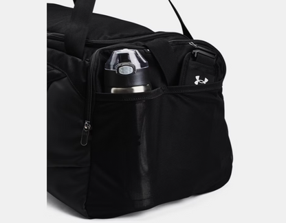 Sac sport - Under Armour noir en tissu synthétique avec poche frontale en mesh contenant une bouteille, vue de côté.