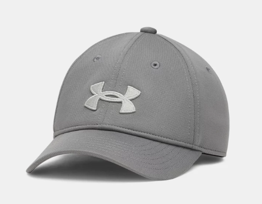 Casquette UA Blitzing - Under Armour grise avec logo brodé blanc, style ajustable, vue de face en angle pour adulte.