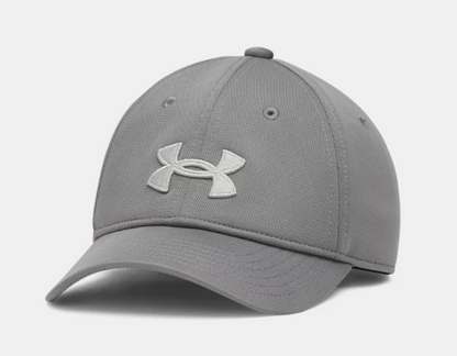 Casquette UA Blitzing - Under Armour grise avec logo brodé blanc, style ajustable, vue de face en angle pour adulte.