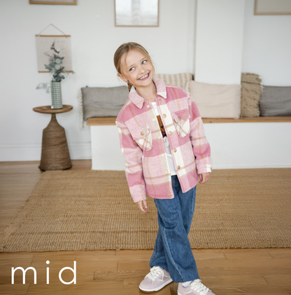 Veste doublé en sherpa - M.I.D rose à carreaux portée par une fille vue de face avec doublure sherpa visible