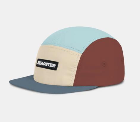 Casquette - Headtser multicolore beige, bleu clair, bleu foncé et marron, style 5 panneaux, vue de côté.