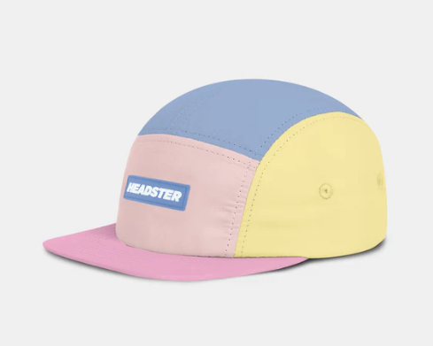 Casquette - Headtser multicolore en tissu, tons bleu, rose, jaune, style casual, vue de trois quarts côté droit.
