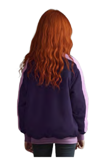 Manteau Mi-Saison - Under Armour violet foncé avec bandes latérales roses, en tissu molletonné, porté de dos par une enfant aux cheveux roux.
