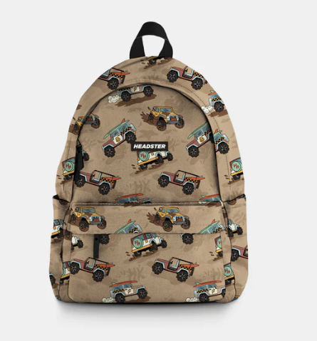 Sac à dos Kick Off 20L - Headster beige avec imprimés de voitures tout-terrain, style enfant, vue de face.