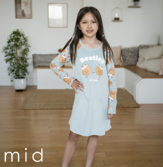Robe de nuit - M.I.D bleu clair à manches longues avec motifs colorés pour fille enfant vue de face portée par une enfant