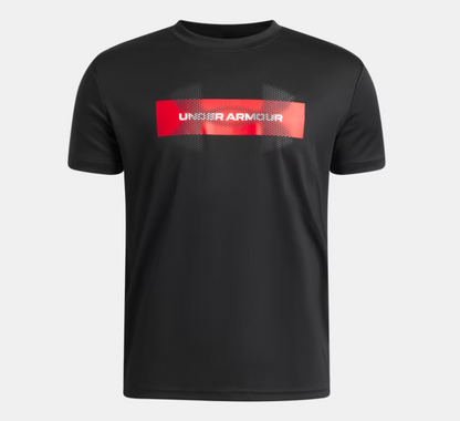 T-Shirt UA Tech™ Graphic - Under Armour noir avec logo graphique rouge et blanc, style sport, en tissu technique, vue de face.