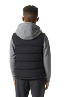 Manteau Mi-Saison - Under Armour noir matelassé avec capuche grise en coton, porté de dos par un enfant garçon.