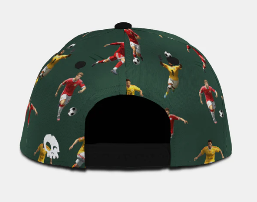 Casquette - Headster verte à motifs joueurs de football rouges et jaunes, vue de dos avec fermeture réglable noire.