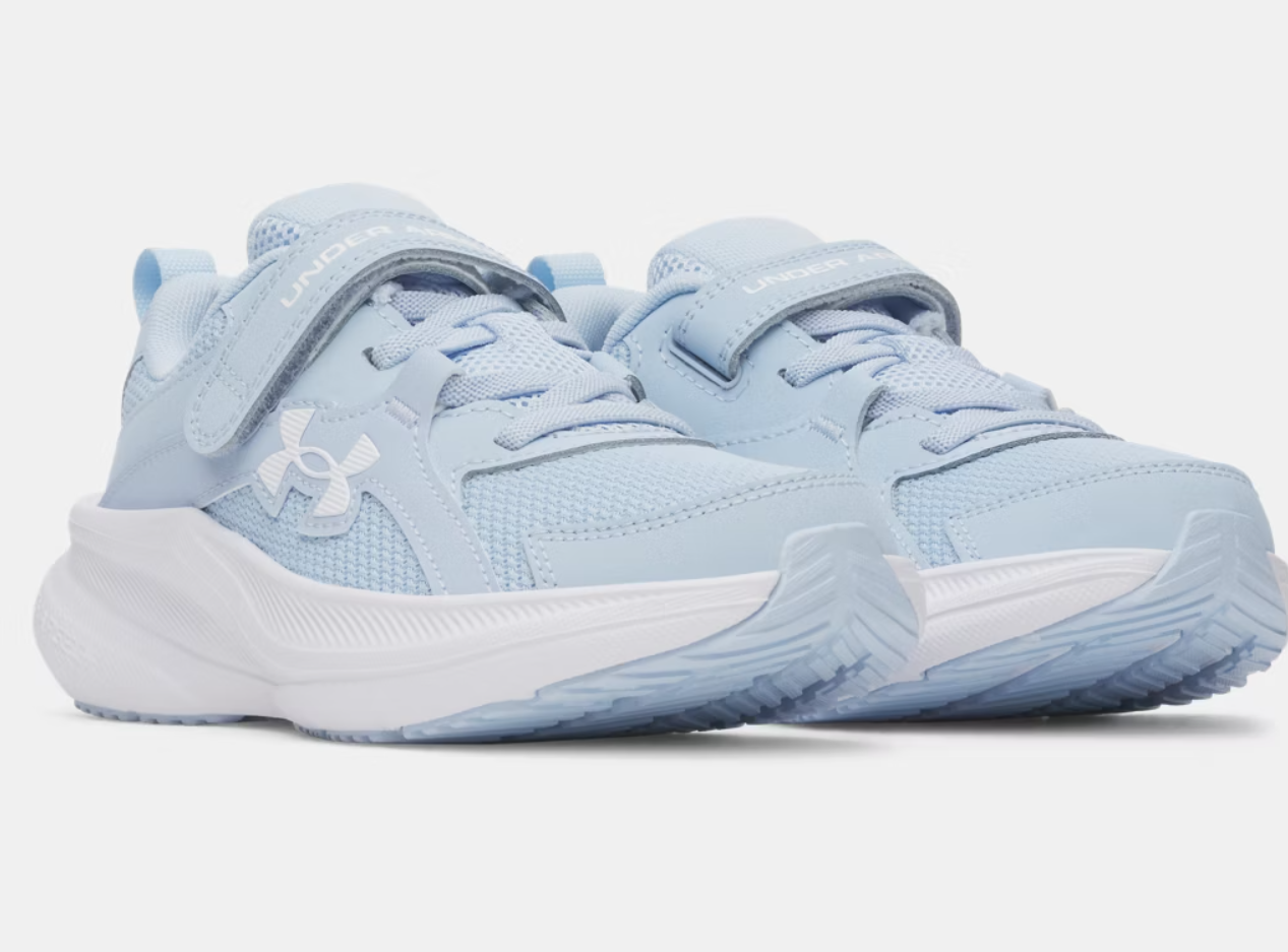 Espadrilles UA Charged+ Assert 11 - Under Armour bleu clair avec détails blancs, chaussures de sport pour enfant, vue de face légèrement inclinée.