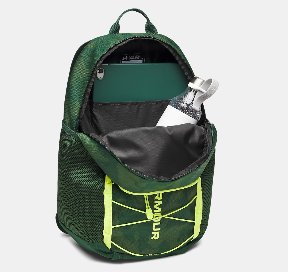 Sac à dos UA Hustle Sport 6.0 - Under Armour vert camouflage avec détails jaunes, en tissu résistant, vue ouverte avec tablette et gourde à l’intérieur.
