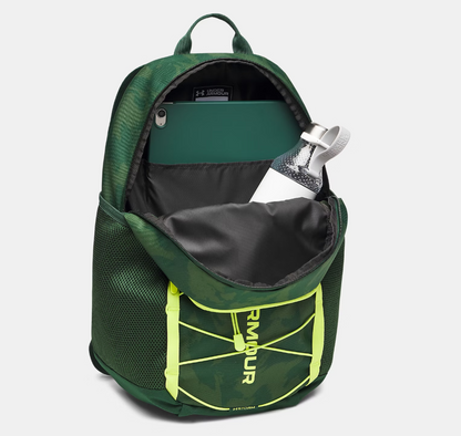 Sac à dos UA Hustle Sport 6.0 - Under Armour vert camouflage avec détails jaunes, en tissu résistant, vue ouverte avec tablette et gourde à l’intérieur.