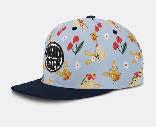 Casquette - Headster bleu clair avec motif animaux et cerises rouges, visière bleu foncé, vue de côté pour enfant.