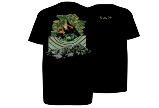 T-Shirt - Under Armour noir en coton avec motif montagne et forêt stylisée, vue de face et de dos.