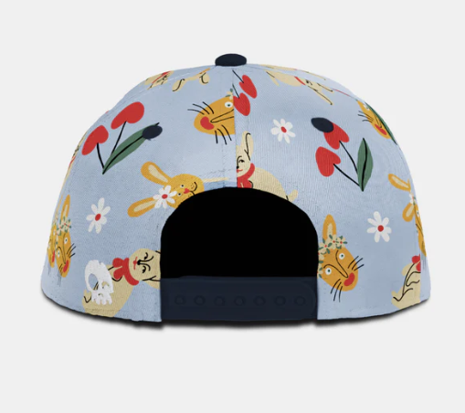 Casquette - Headster bleu clair avec motifs fleurs, lapins et tigres colorés, fermeture ajustable, vue de dos