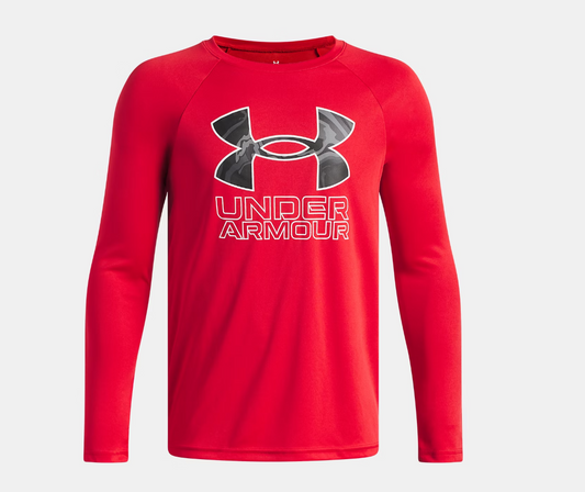 Chandail UA Tech™ Hybrid Print - Under Armour rouge à manches longues avec logo camouflé noir et gris, en tissu technique, vue de face.