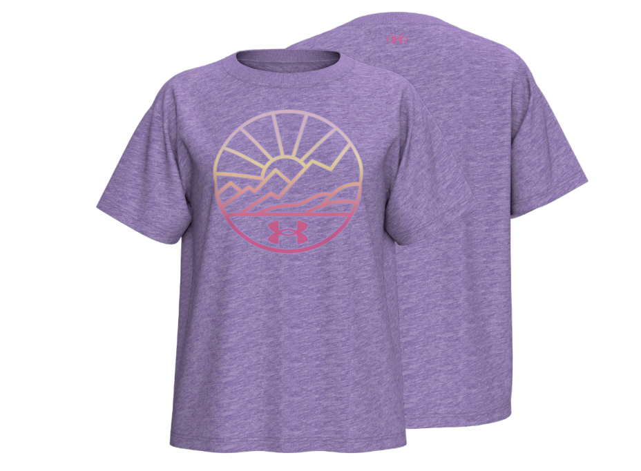 T-Shirt - Under Armour violet en coton avec motif graphique de montagnes et soleil, pour enfant, vue de face et dos.