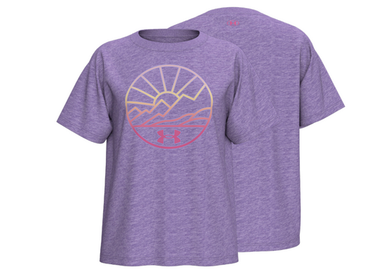 T-Shirt - Under Armour violet en coton avec motif graphique de montagnes et soleil, pour enfant, vue de face et dos.