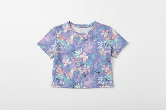 T-Shirt Crop top- M.I.D à manches courtes avec imprimé floral violet et touches roses, polyester et élasthane, vue de face.