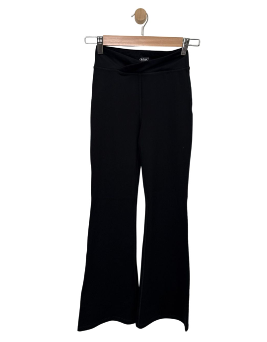 Legging évasé - M.I.D noir à coupe évasée présenté sur cintre vue de face