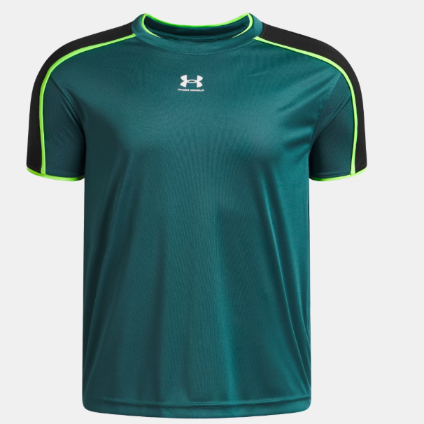 T-Shirt UA Challenger Train - Under Armour bleu vert avec détails noirs et verts fluo, tissu polyester, vue de face, homme adulte.
