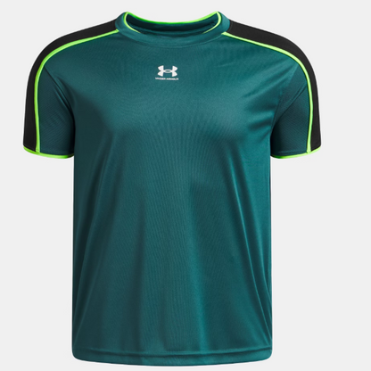 T-Shirt UA Challenger Train - Under Armour bleu vert avec détails noirs et verts fluo, tissu polyester, vue de face, homme adulte.