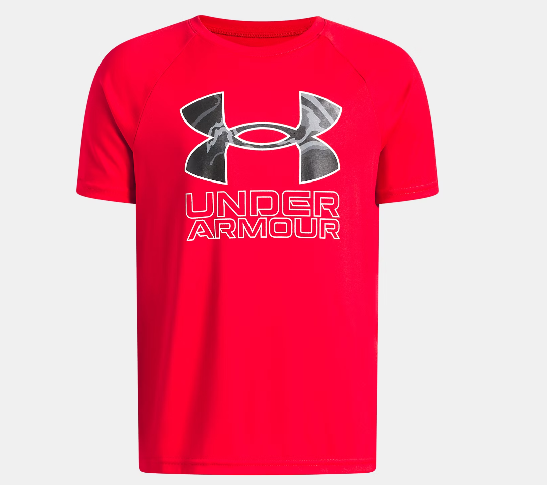 T-Shirt UA Tech™ Hybrid Print - Under Armour rouge à manches courtes pour enfant, avec logo noir et blanc en motif camouflage, vue de face.