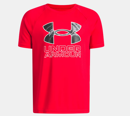 T-Shirt UA Tech™ Hybrid Print - Under Armour rouge à manches courtes pour enfant, avec logo noir et blanc en motif camouflage, vue de face.