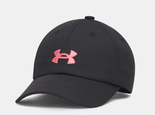 Casquette UA Blitzing - Under Armour noire avec logo rose, style ajustable, vue de trois quarts devant, tissu textile