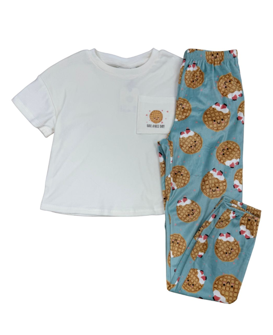 Pyjama - M.I.D blanc à manches courtes avec pantalon bleu à motifs de biscuits présenté à plat