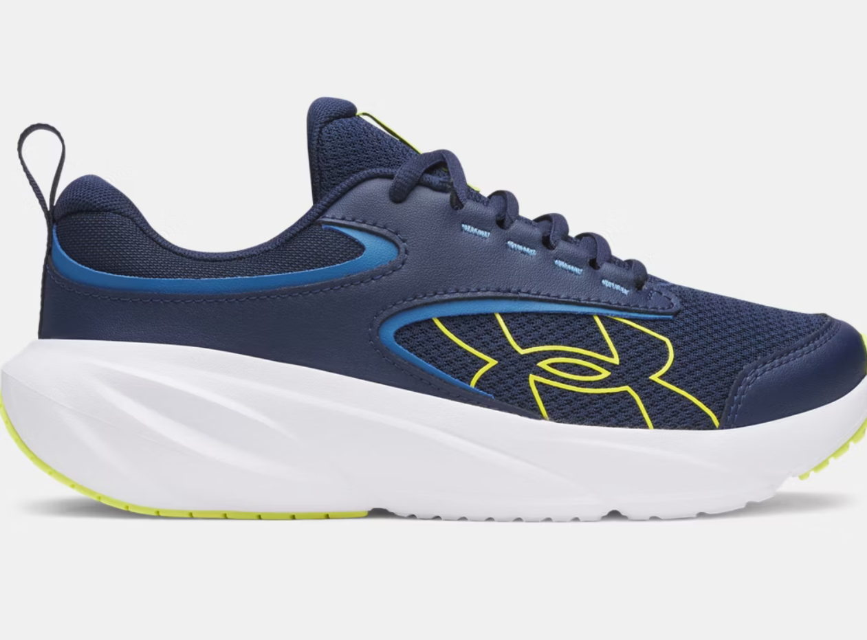 Espadrilles UA Surge 5 - Under Armour bleu marine avec détails jaune fluo et semelle blanche, style sportif, vue de profil.