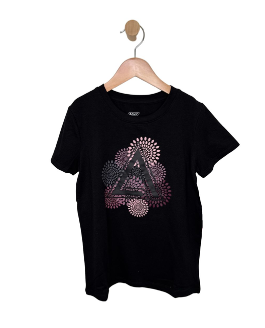 T-Shirt - M.I.D noir suspendu à un cintre avec motif graphique triangulaire rose et gris sur le devant