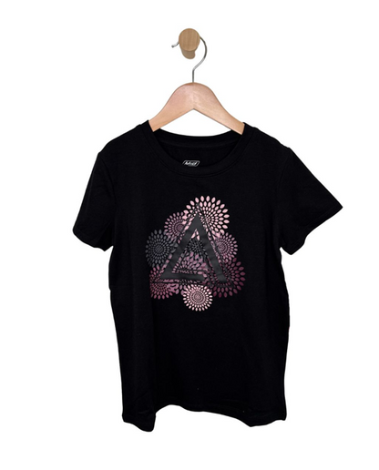 T-Shirt - M.I.D noir suspendu à un cintre avec motif graphique triangulaire rose et gris sur le devant