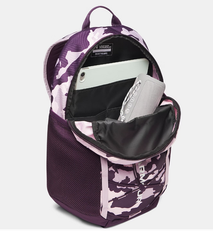 Sac à dos UA Hustle Sport 6.0 - Under Armour en tissu synthétique violet et lilas à motifs camouflage, vue avant avec compartiments ouverts contenant une tablette et une enceinte portable.