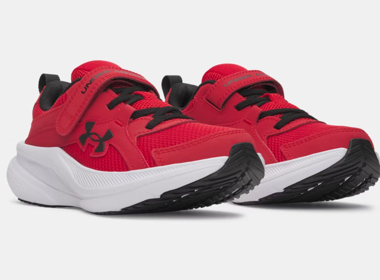 Espadrilles UA BPS Assert 11 Ac - Under Armour rouges avec détails noirs et semelle blanche, style sportif pour enfant, vue de face légère en angle.